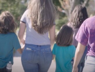 devojka koja je postala roditelj